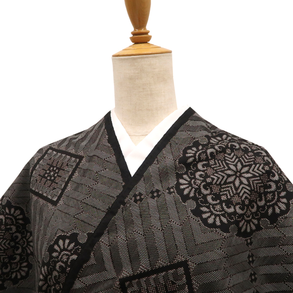 前田紬工芸 黒大島紬 伝統工芸品 泥染め 雪輪 華文 菱［294,800円］ 枚目