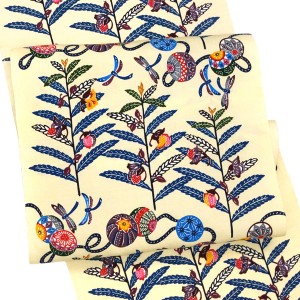 本紅型 名古屋帯 宮城里子 本真綿手織紬 正絹 芭蕉 手まり ベージュ 黄色［385,000円］