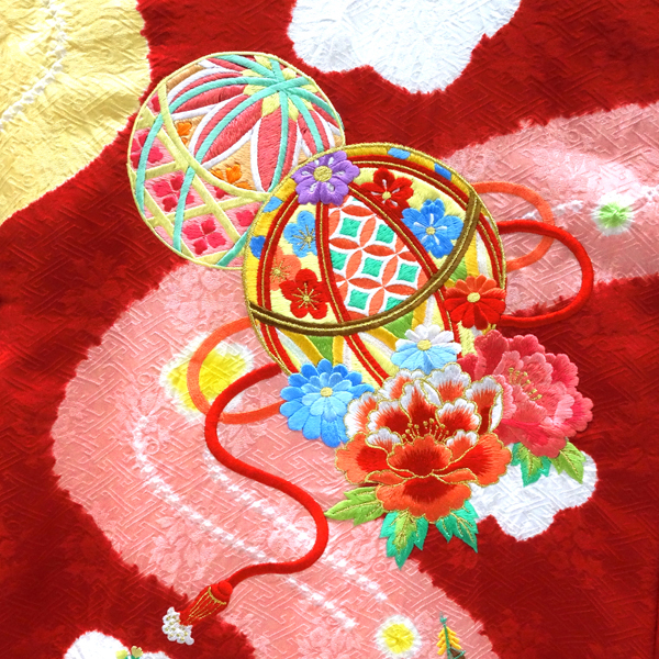 刺繍 絞り 女の子産着 赤色 正絹 お宮参り 着物 毬 牡丹 鉾［121,000円］ 枚目